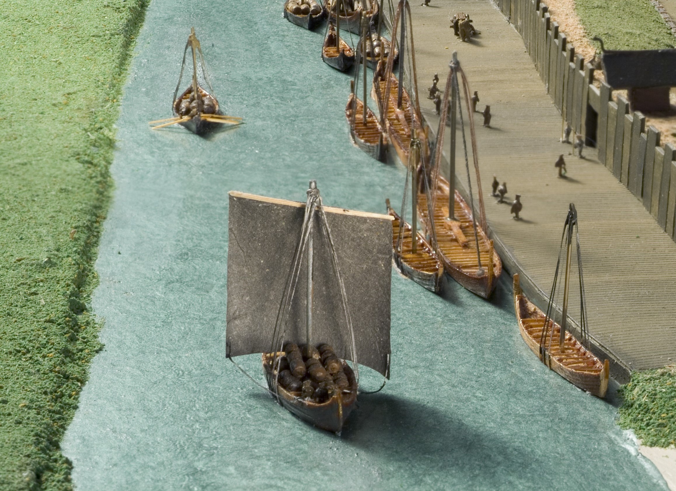 Billede af miniature vikingeskib i vikingetiden